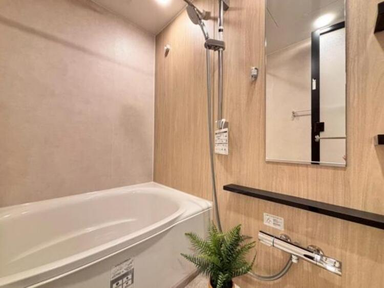 風呂 浴槽は跨ぎやすいよう配慮されており、シャワーヘッドの位置も変えられる、使い勝手の良い浴室です。