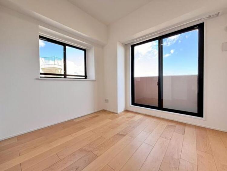 内装 大きな窓からたっぷりと陽光が注がれる明るい空間。一日の疲れをいやしてくれる主寝室。時を忘れて過ごす場所として過ごせるお部屋です。