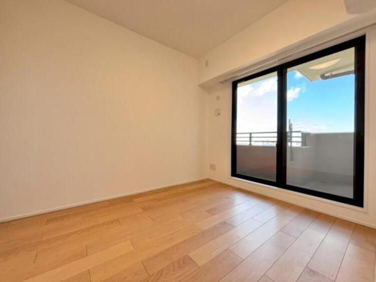 内装 窓からたっぷりと陽光が注がれる、明るく快適なプライベート空間となっています。