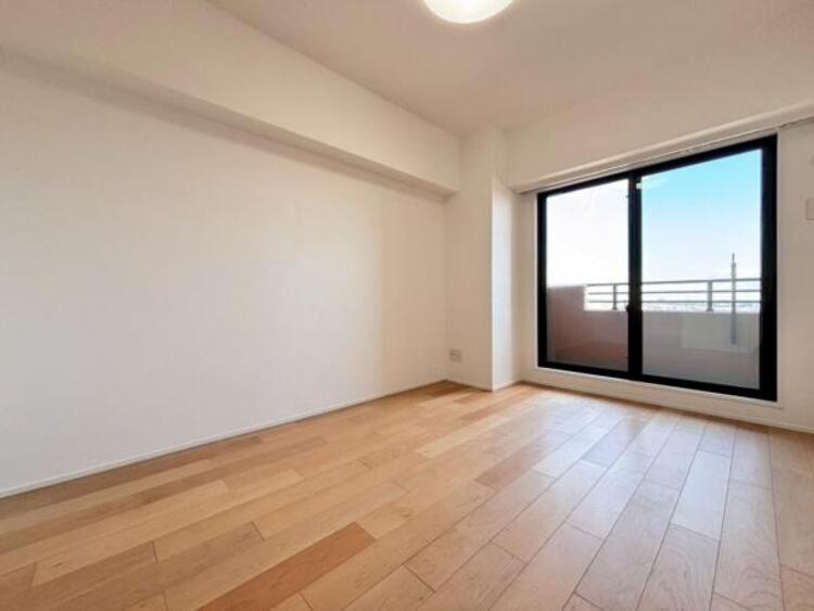 内装 家族個々の安らぎの空間。誰もが好みで飾れるシンプルな室内に仕上げてあります。