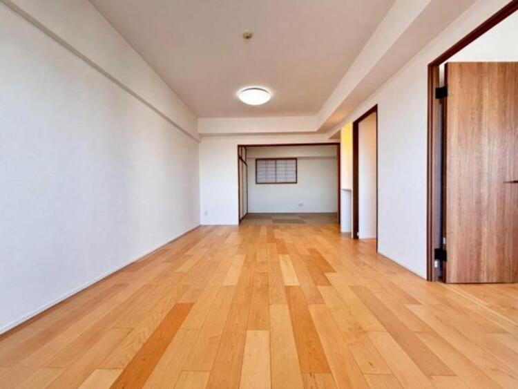 居間 ゆったり17.2帖の広々リビング。明るさと風が入る窓配置が安らげる空間を演出します。