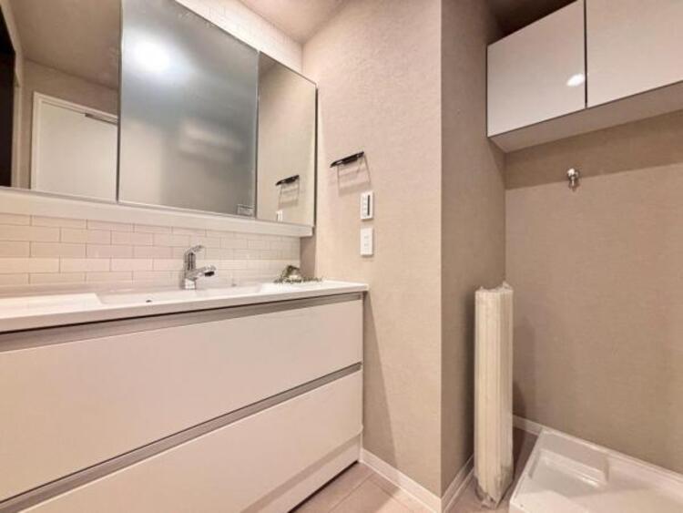 洗面 三面鏡の付いた洗面化粧台は、鏡面裏側にも機能的な収納を配置。普段使いの洗面小物やスキンケア用品などが衛生的に保管できます。