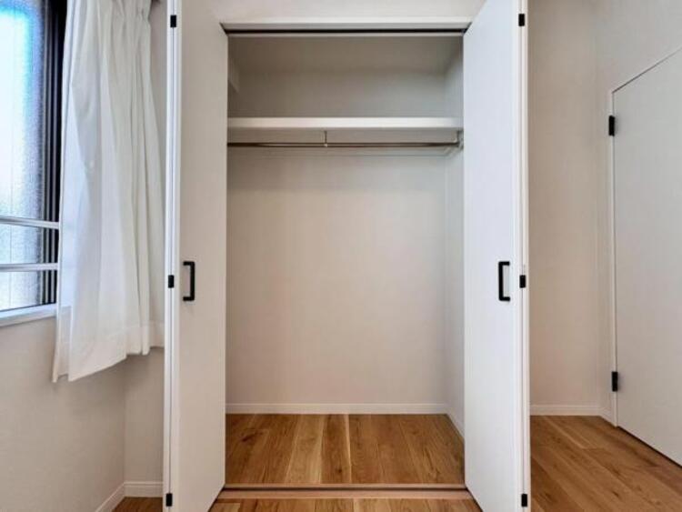 収納 クローゼットには棚やハンガーパイプが付いており、スーツや上着などがスッキリ収納可能です。
