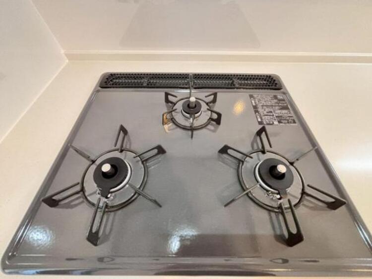 キッチン 料理の幅を拡げてくれる三口コンロの使いやすいシステムキッチンを採用。