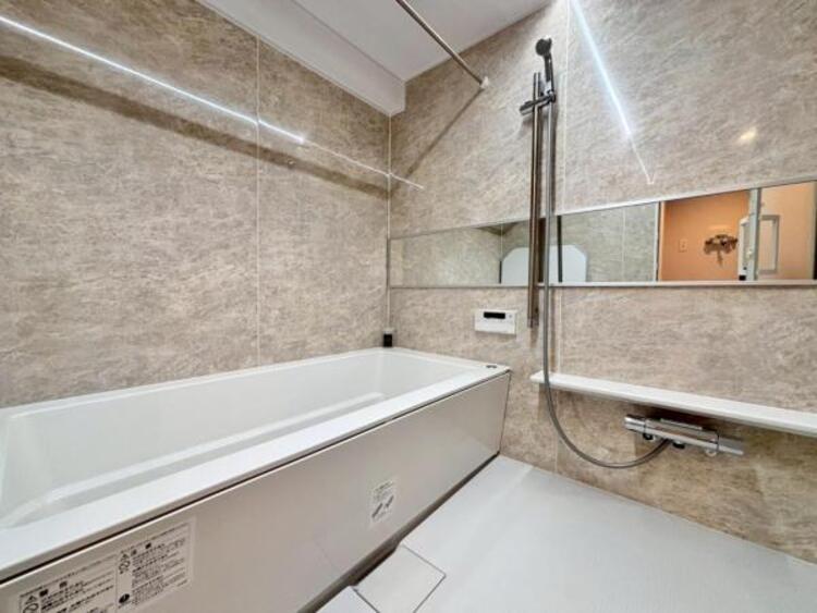 風呂 美しいツヤとなめらかな肌ざわり。水や汚れをはじき汚れにくくお掃除ラクラクの浴槽です。シャワーヘッドの位置が変えられるので使い勝手がとても良いです。