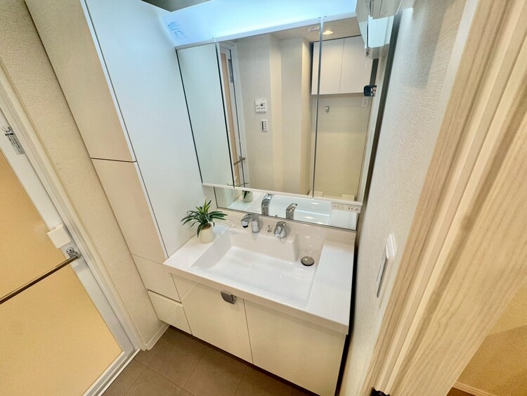 その他 清潔感を感じられる洗面化粧台。