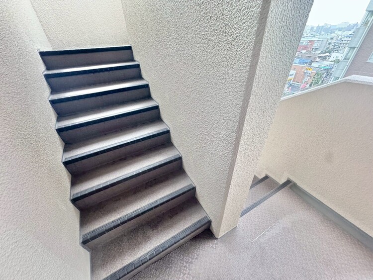 その他 共用部の階段です。明るく清潔に管理されています。