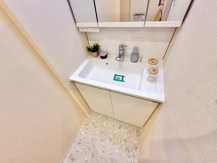 その他 清潔感を感じられる洗面化粧台。