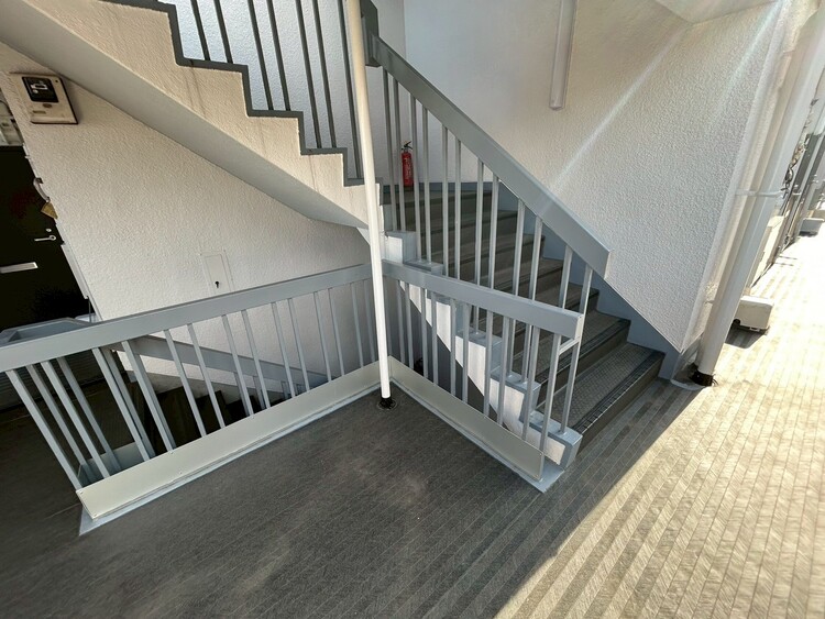 その他 共用部の階段です。明るく清潔に管理されています。