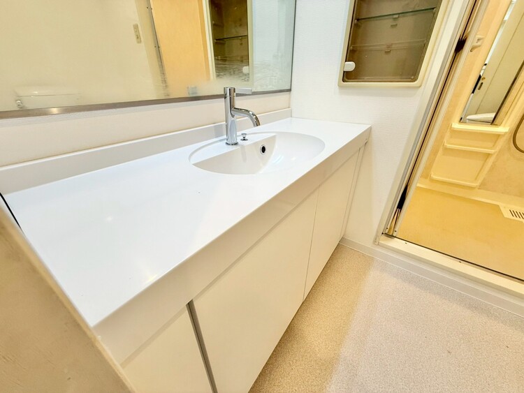 その他 清潔感を感じられる洗面化粧台。