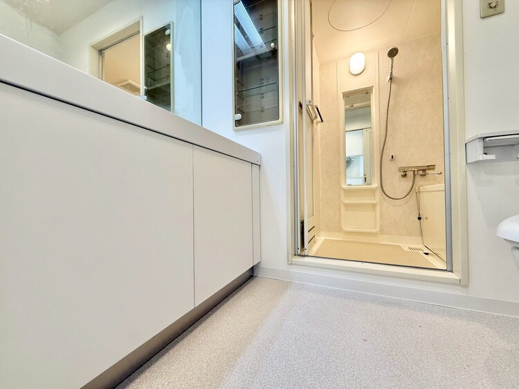 その他 十分な広さの脱衣所。