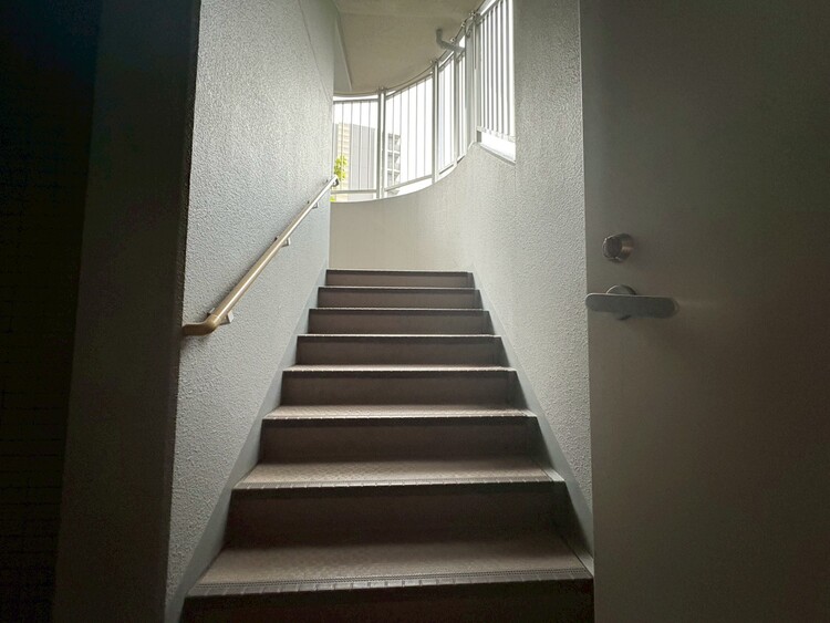 その他 共用部の階段です。明るく清潔に管理されています。