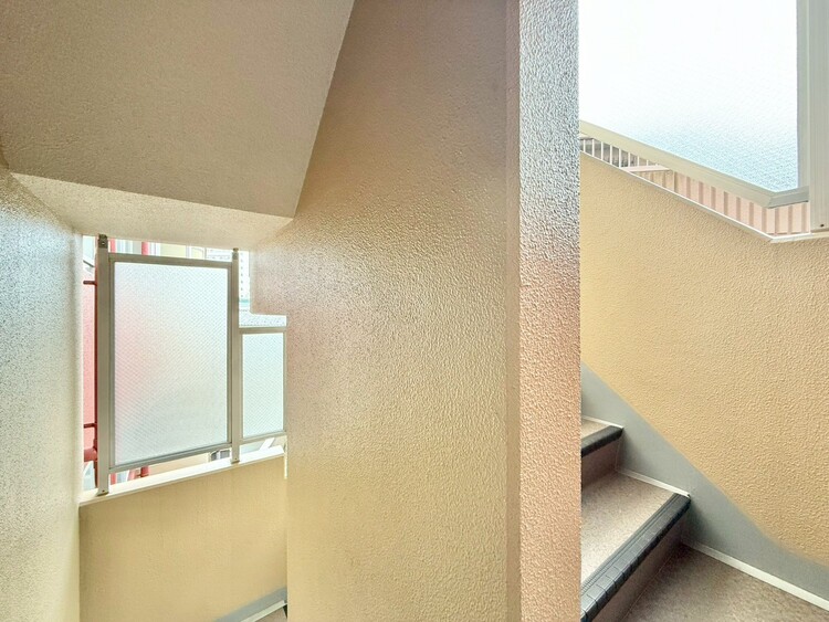 その他 共用部の階段です。明るく清潔に管理されています。