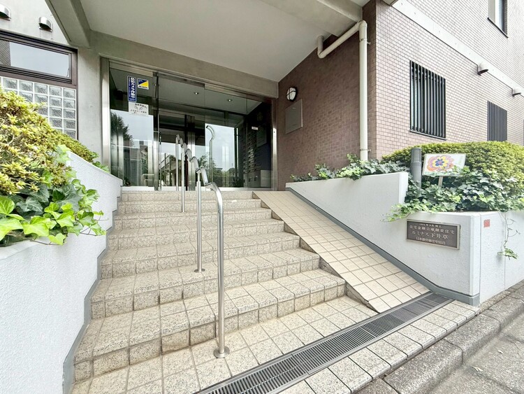 その他 上質感漂う玄関アプローチです。