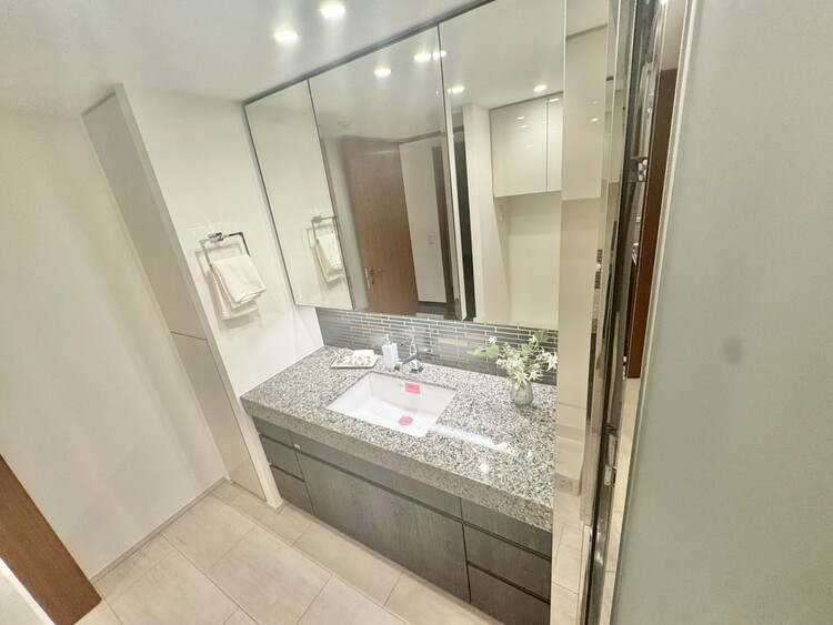 その他 清潔感を感じられる洗面化粧台。