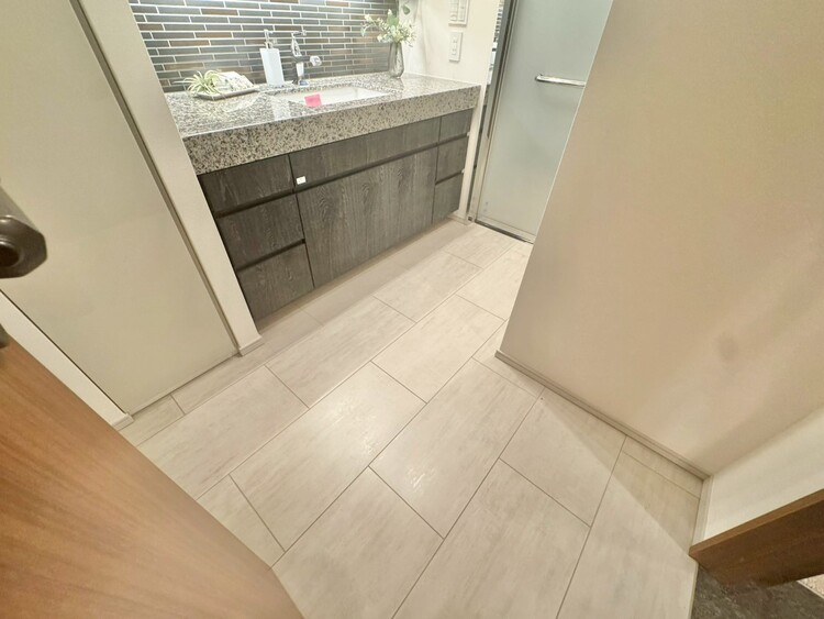 その他 十分な広さの脱衣所。