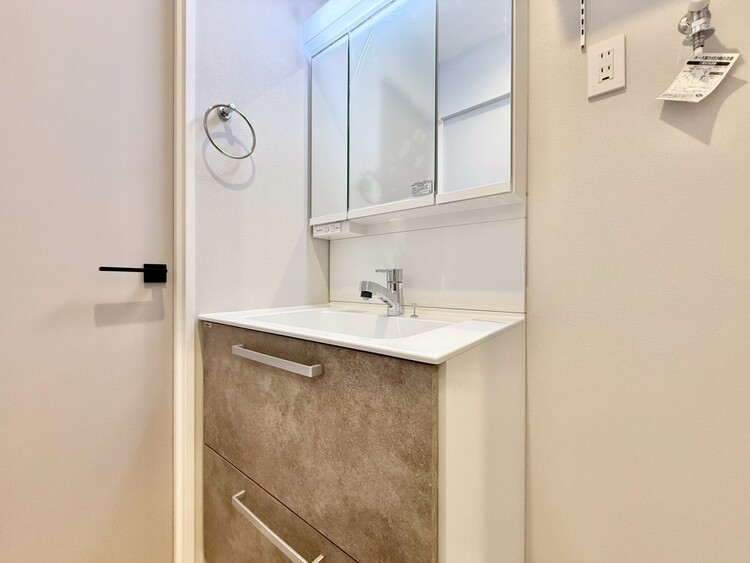 その他 清潔感を感じられる洗面化粧台。