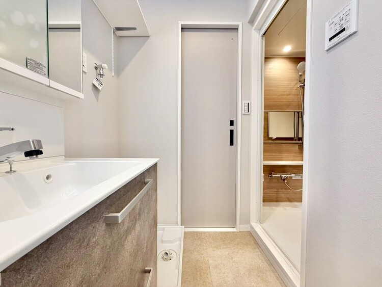 その他 十分な広さの脱衣所。