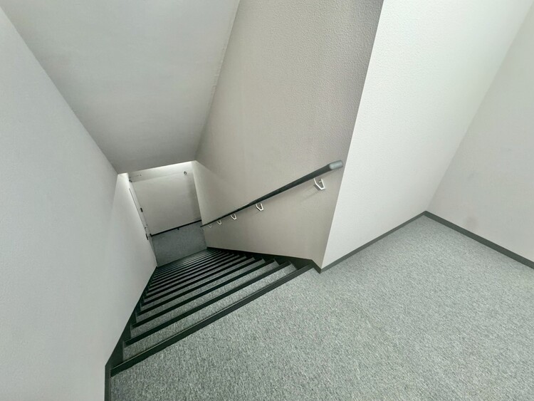 その他 共用部の階段です。明るく清潔に管理されています。