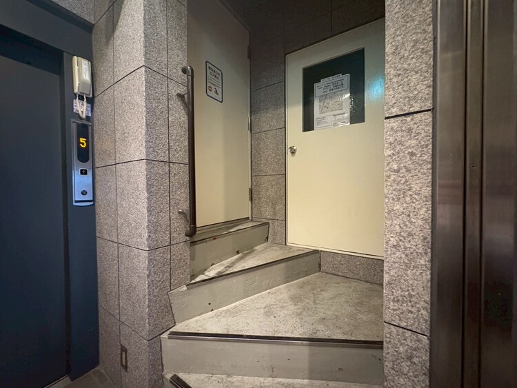 その他 共用部の階段です。明るく清潔に管理されています。