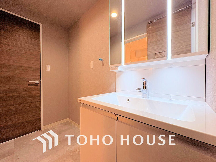 洗面 白を基調とした清潔感のある洗面室で朝の身支度を