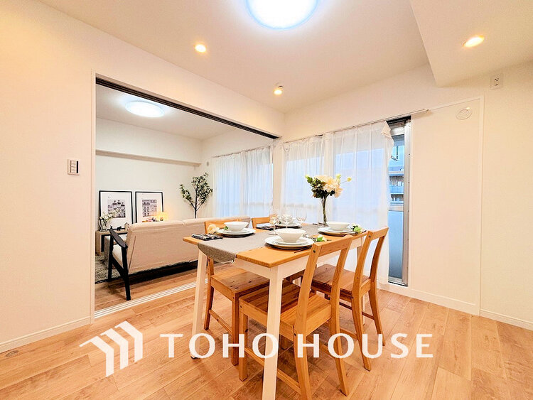 内装 上質な時間を育む暮らしのメインステージ。寛ぎとコミュニケーションを育む居心地のよい場所