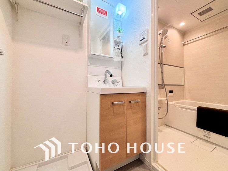 洗面 白を基調とした清潔感のある洗面室で朝の身支度を