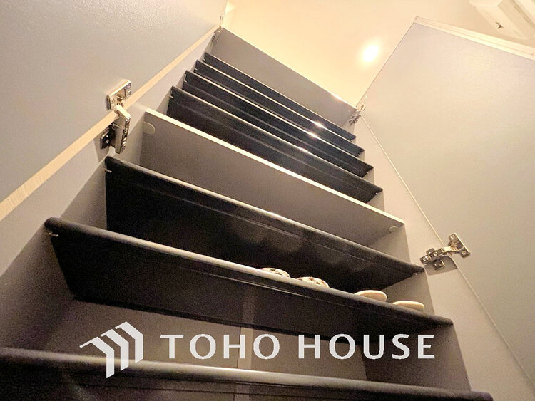 玄関 天井まである玄関収納はご家族分の履物も余裕で収納可能