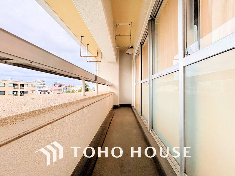 バルコニー 日当たりの良いバルコニーで晴れの日の洗濯物も楽しみになりますね