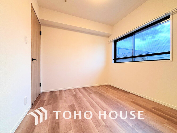 内装 採光もある洋室は、くつろぎのひと時を過ごすのにぴったり