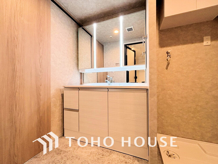 洗面 白を基調とした清潔感のある洗面室で朝の身支度を