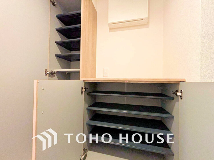 玄関 天井まである玄関収納はご家族分の履物も余裕で収納可能