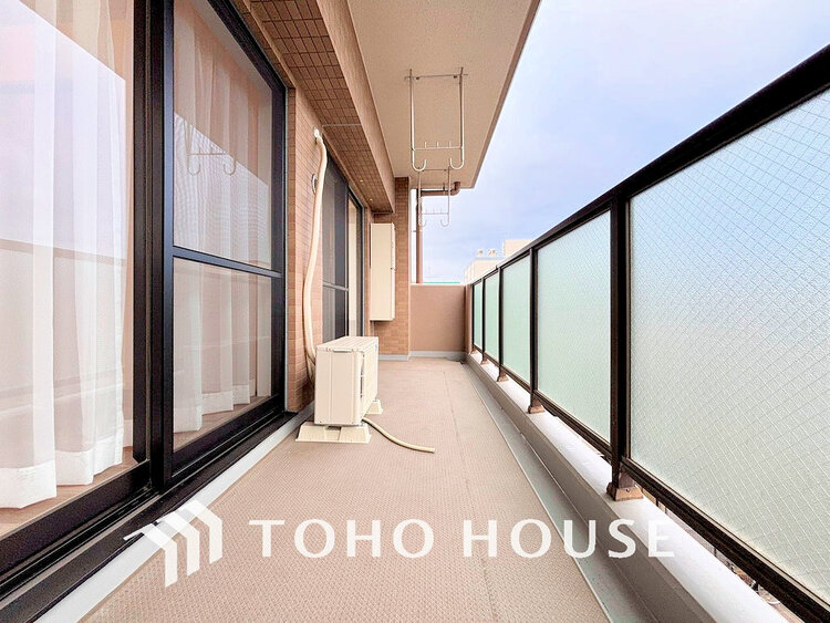 バルコニー 日当たりの良いバルコニーで晴れの日の洗濯物も楽しみになりますね