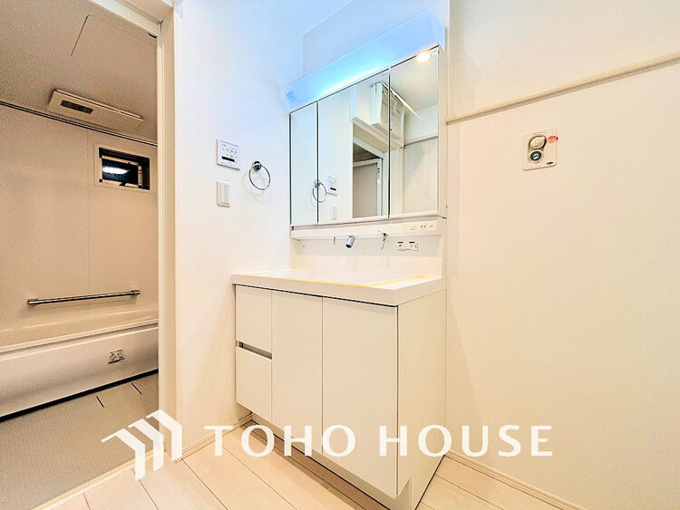 洗面 洗面台には三面鏡を採用。身だしなみを整えやすく収納量も良好です