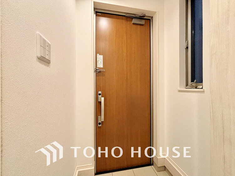 玄関 飾リ過ぎないシンプルな内装と偏り過ぎないデザインの玄関