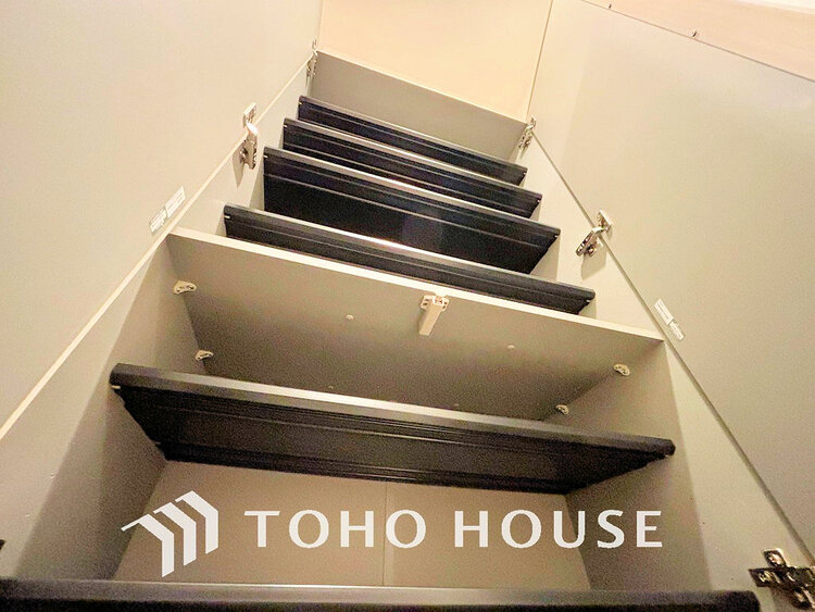 玄関 天井まである玄関収納はご家族分の履物も余裕で収納可能