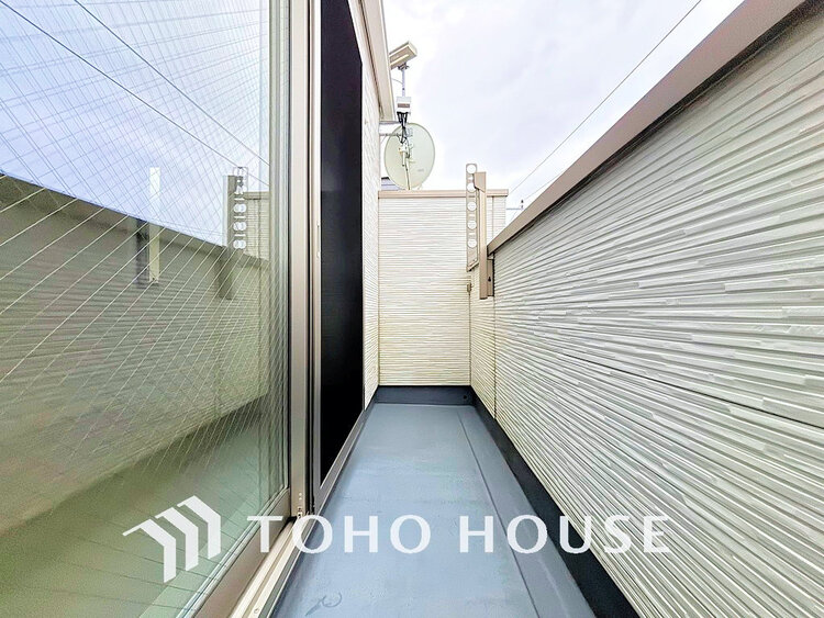 バルコニー 日当たりの良いバルコニーで晴れの日の洗濯物も楽しみになりますね