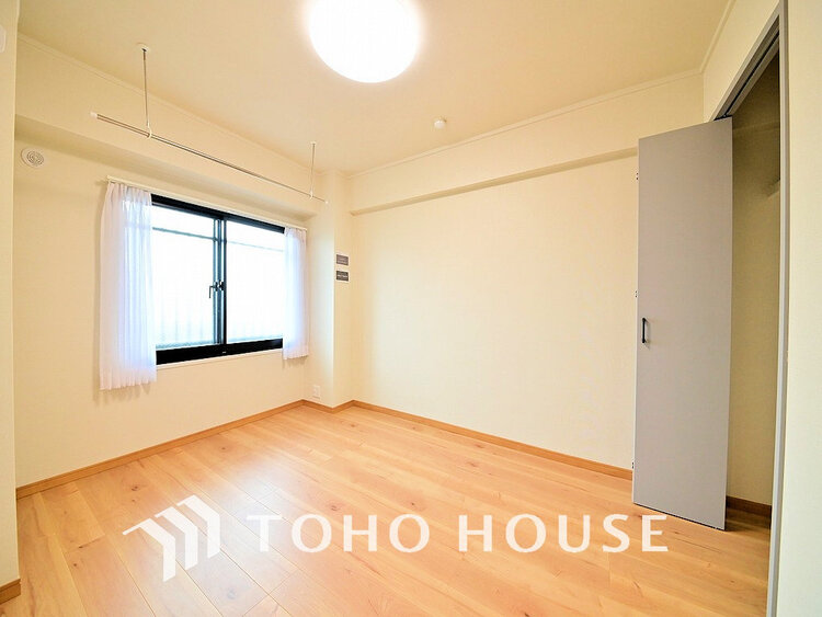 内装 採光もある洋室は、くつろぎのひと時を過ごすのにぴったり