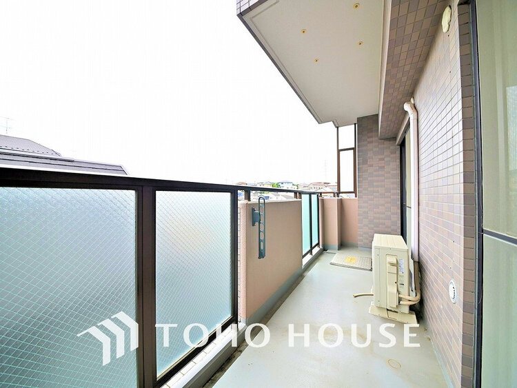 バルコニー 日当たりの良いバルコニーで晴れの日の洗濯物も楽しみになりますね