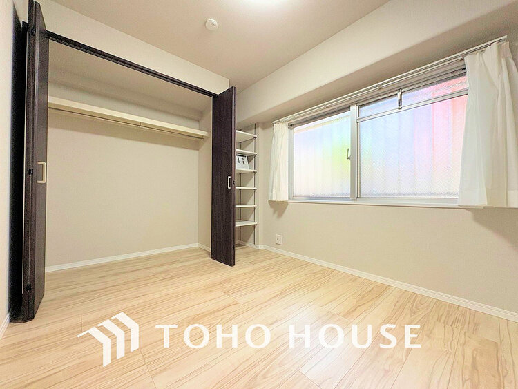 内装 採光もある洋室は、くつろぎのひと時を過ごすのにぴったり