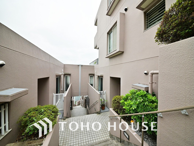 外観 〜日当り良好の高台で快適な暮らしを〜ルーフバルコニー付きリフォーム3LDK住戸〜