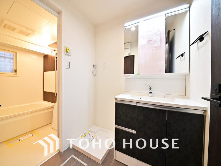 洗面 新規設置の洗面化粧台。収納豊富で使い勝手の良い3面鏡です