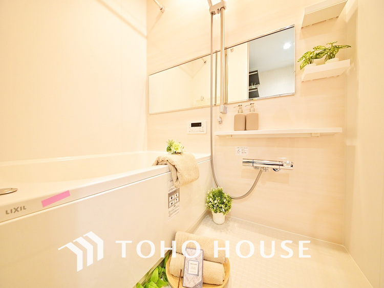 風呂 一日の疲れを癒すバスルームは、心地よいリラックスを叶える清潔感溢れる空間