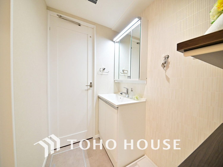 洗面 新規設置の洗面化粧台。収納豊富で使い勝手の良い3面鏡です