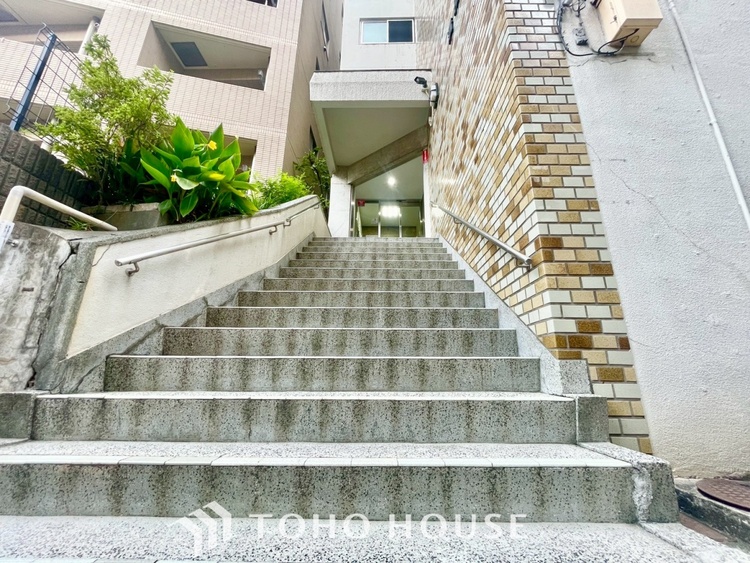 エントランス 【ENTRANCE】◆家族◆家で家族と過ごす時間は限られている。帰りを待つ家族の元へと急ぐときの弾む思い。そんな思いを引き立てる邸宅。