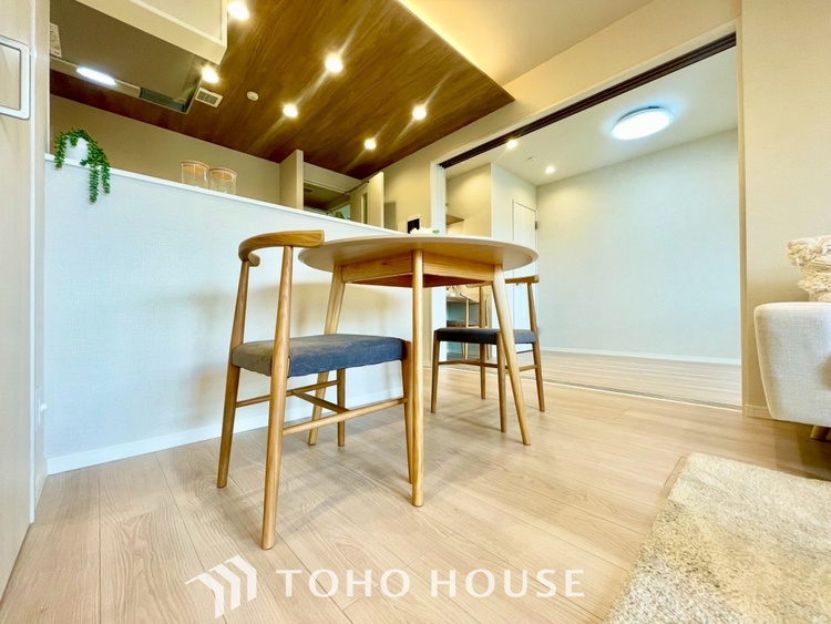 内装 【LIVING】◆扉を◆開くとこの景色。家族の”おかえり”の声が聞こえてきそう。