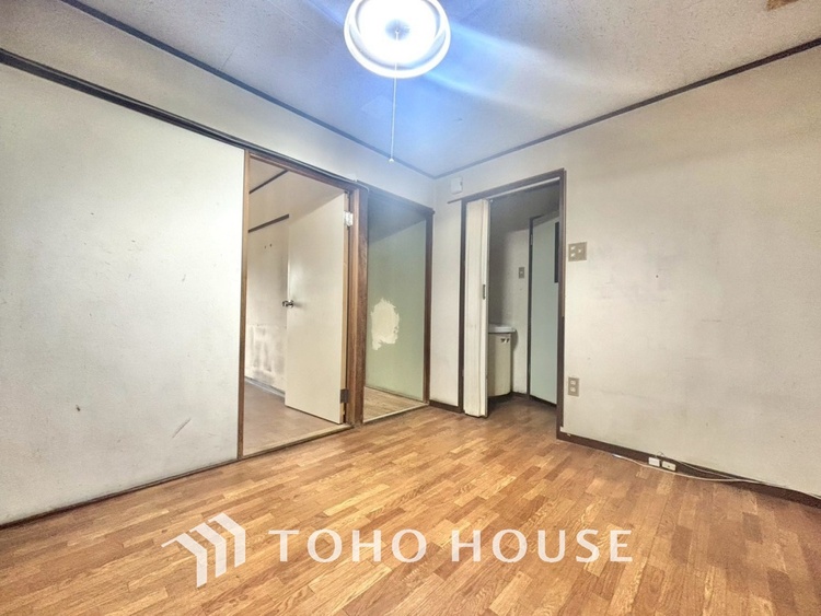 内装 ◆サンサンと◆差し込む太陽の光がこのリビングに笑いをもたらす。ソファの上のクッションがポカポカした暖気にぬくぬくと微睡んでいる。