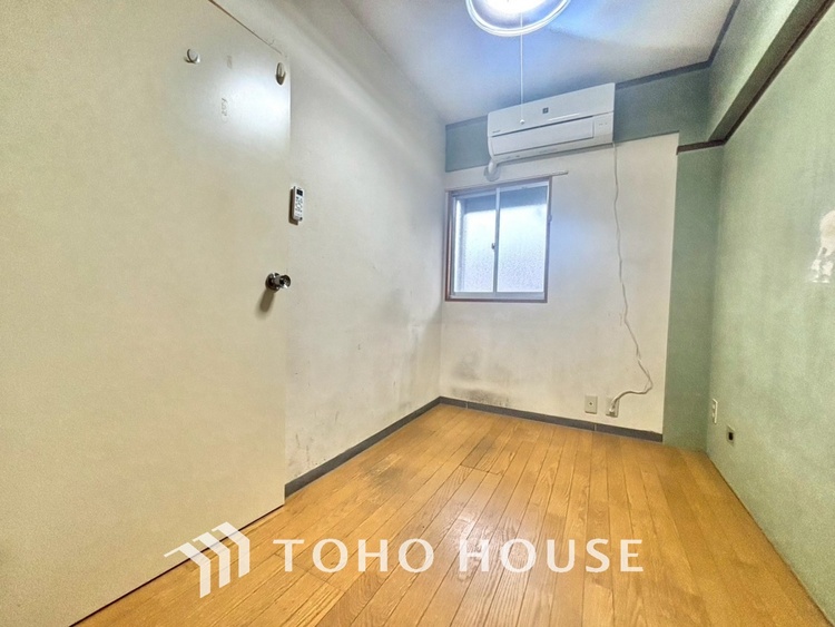 内装 使いやすく、明るい洋室に仕上がります。子供部屋や趣味のお部屋にご利用できます。ご自身で家具などを配置し、素敵な空間を創り上げられます。