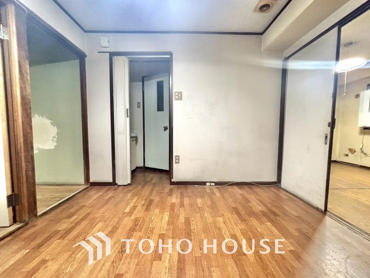 内装 ここはみんなが集い、食事と楽しい会話が始まる場所。話に夢中になりすぎて、ついつい時を忘れ、夜半過ぎになってしまう。そんな束の間の幸せを感じさせてくれます。