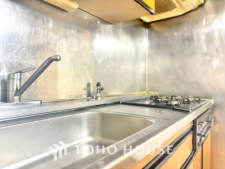 キッチン 手元の収納から、足元の収納までが全てスライド式で、奥のスペースまで有効に活用できます。奥まで上から見渡せるので、たまにしか使わない調理器具もサッと取出せます。